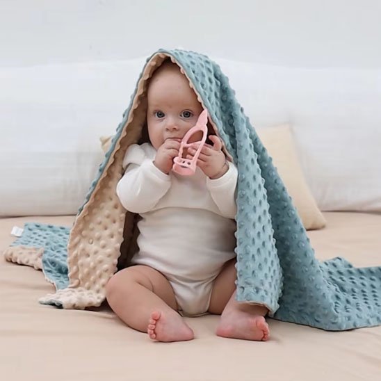 Couverture bébé bébé couverture sur la tête avec jouet a la main