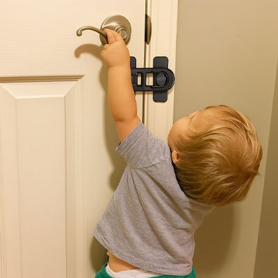 Bloque porte bebe Construction durable en plastique résistant: Matériau robuste de couleur noire supportant une utilisation quotidienne intensive
