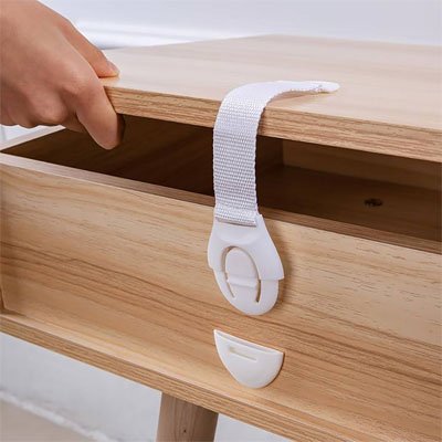 Bloque porte bebe Système de verrouillage simple: Mécanisme à bouton-pression facile à manipuler pour les adultes