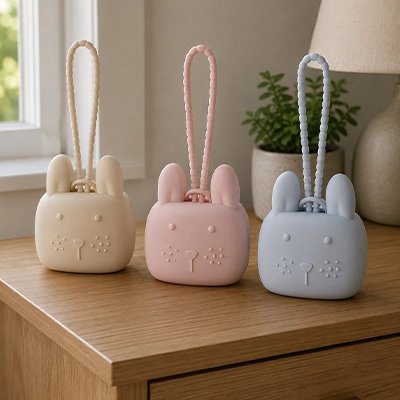 Boite a tetine​ Disponibilité en plusieurs coloris: Collection en teintes pastel incluant beige, rose et bleu pour s'adapter aux préférences