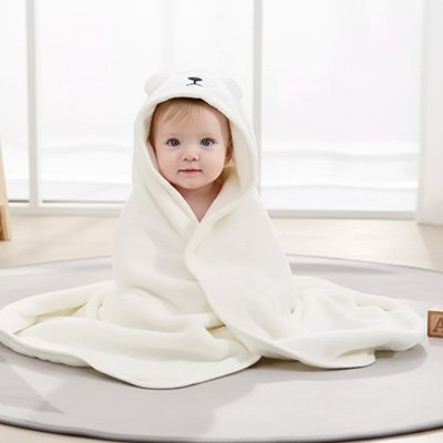 Cape de bain bébé   une belle cape de bain blanche qui réchauffe bébé après un bon bain