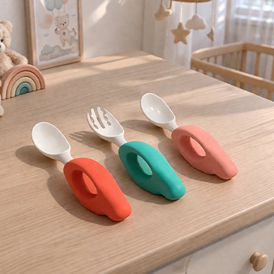 Couvert pour bebe​ Ergonomie adaptée: poignée épaisse et ovale facilitant la préhension par les petites mains