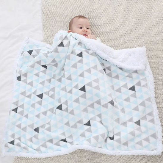Couverture bébé bébé au sol avec sa couverture qui attend maman 