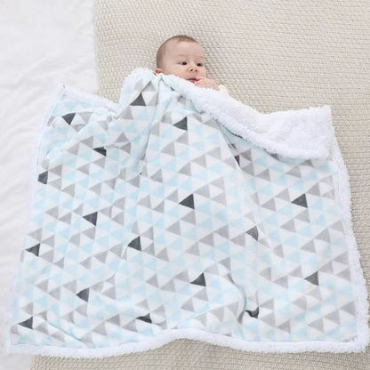 Couverture bébé bébé au sol avec sa couverture qui attend maman 