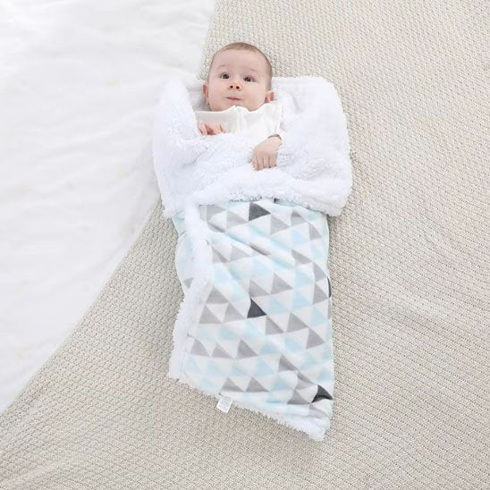 Couverture bébé bébé coucher dans son lit bien enrouler dans sa couverture
