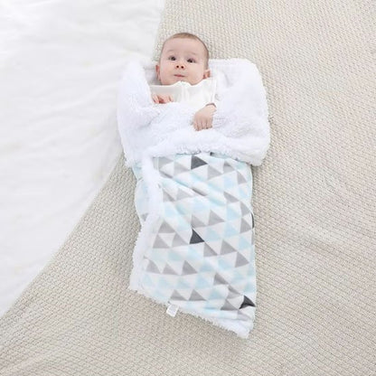Couverture bébé bébé coucher dans son lit bien enrouler dans sa couverture