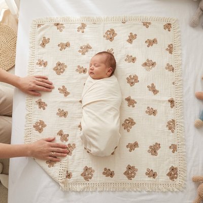 Couverture bébé Polyvalence: Utilisable comme lange d'habillage, plaid de poussette ou couverture de lit