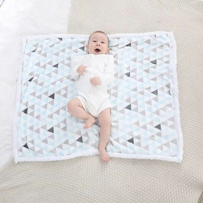 Couverture bébé sur sa couverture qui sourit a papa