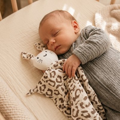 Doudou bebe bébé Benoît endormit avec son doudou léopard bien coller contre lui