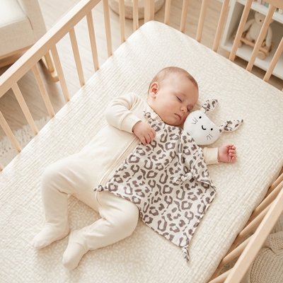 Doudou bebe  bébé Jasmine qui sommeil une après midi avec son doudou préférer 