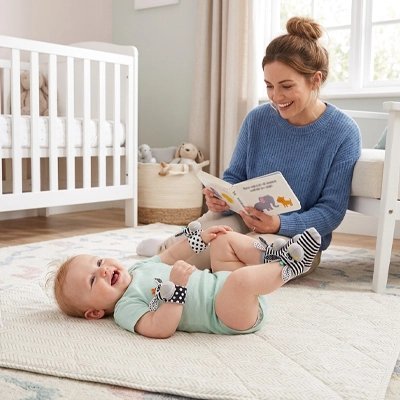 Hochet pour bebe bébé coucher sur couverture maman fait la lecture