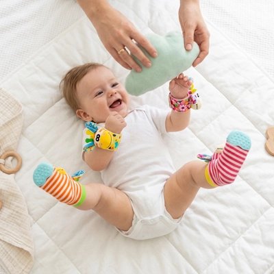 Hochet pour bebe coucher sur couverture qui soutie