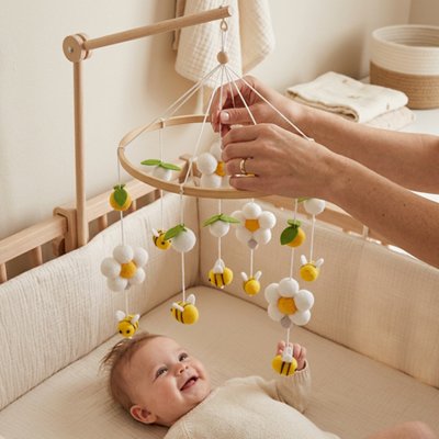 Mobile bébé Structure en bois naturel: Cadre circulaire et support en bois clair offrant un design épuré et intemporel s'intégrant à tous les styles d
