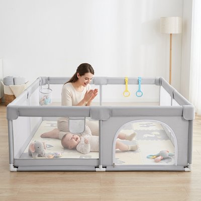 Parc bébé maman tappe des mains et bébé couché qui sourit