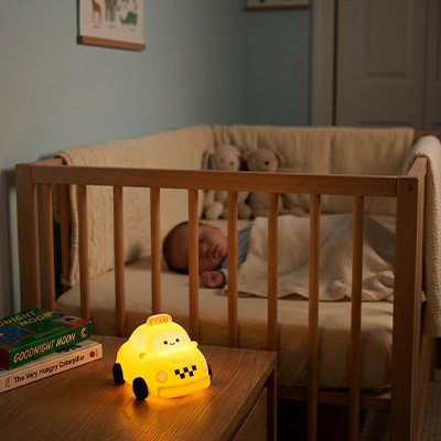 Veilleuse bebe bébé dort paisiblement sous cette lumière du taxi lumineux