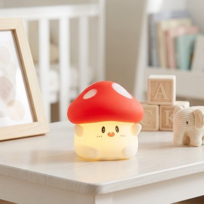 Veilleuse bébé  champignon sur table de nuit
