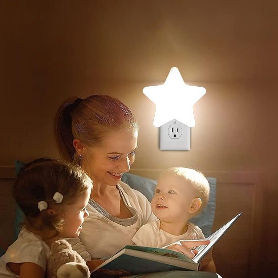 Veilleuse bébé maman et enfants lit une histoire 