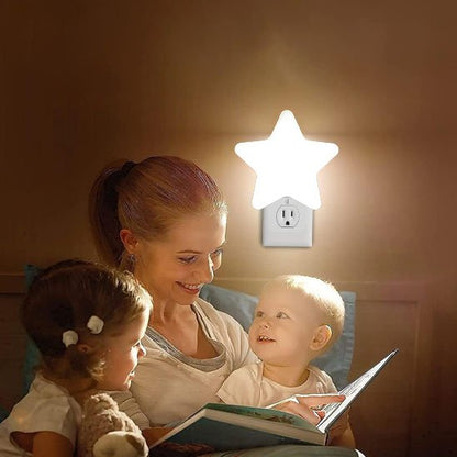 Veilleuse bébé maman et enfants lit une histoire 