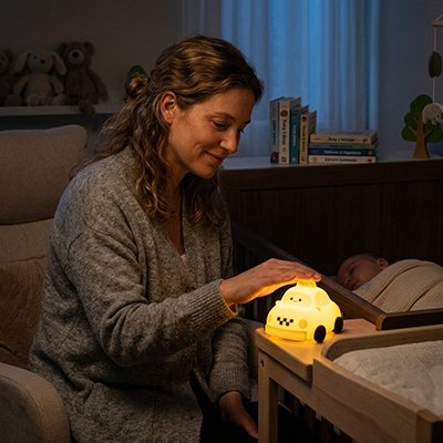 Veilleuse bebe maman qui ajuste la veilleuse bébé dort