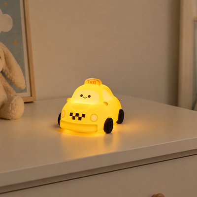 Veilleuse bebe sur table de nuit chambre de bébé