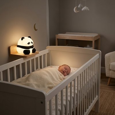 Veilleuse bébé veilleuse sur tablette près bébé qui dort 